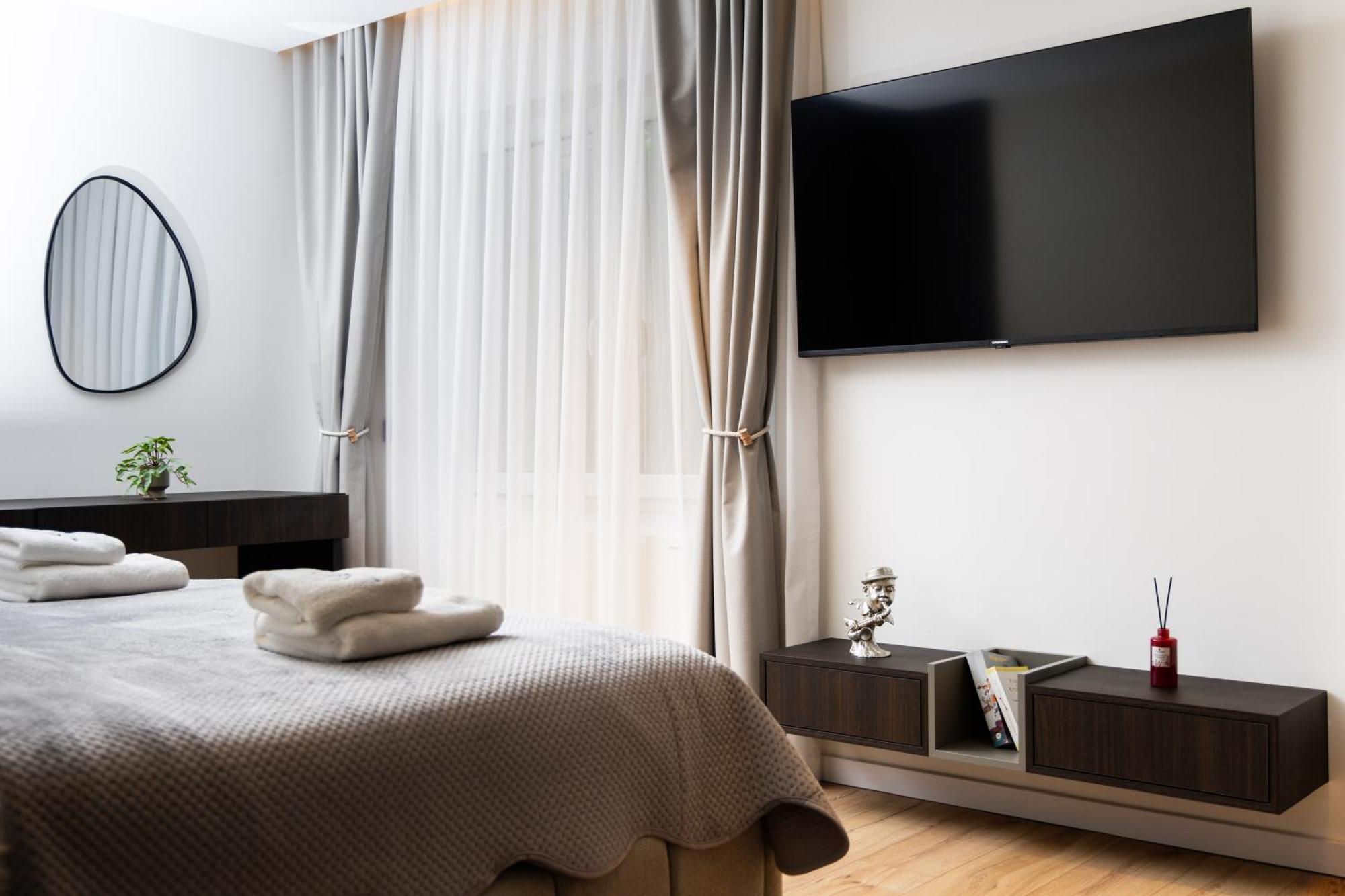 Erika'S Apartments Prishtine Bagian luar foto